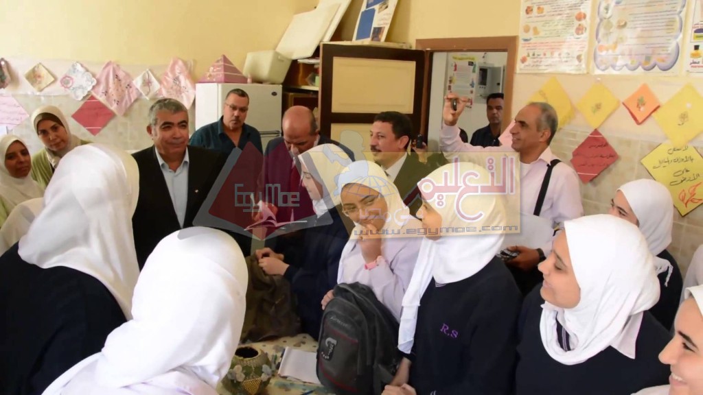 محافظ الاسكندرية يزور مدرسة الرمل الثانوية التي تعمل بنظام الطاقة الشمسية