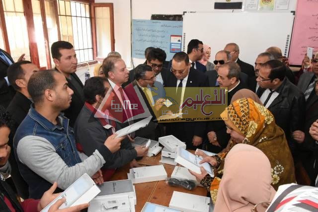 محافظ الشرقية يطمئن على تسليم أجهزة التابلت لطالبات مدرسة الثانوية بنات بمنيا القمح 51797910 2088793721208346 1571816953545228288 n محافظ الشرقية يطمئن على تسليم أجهزة التابلت لطالبات مدرسة الثانوية بنات بمنيا القمح