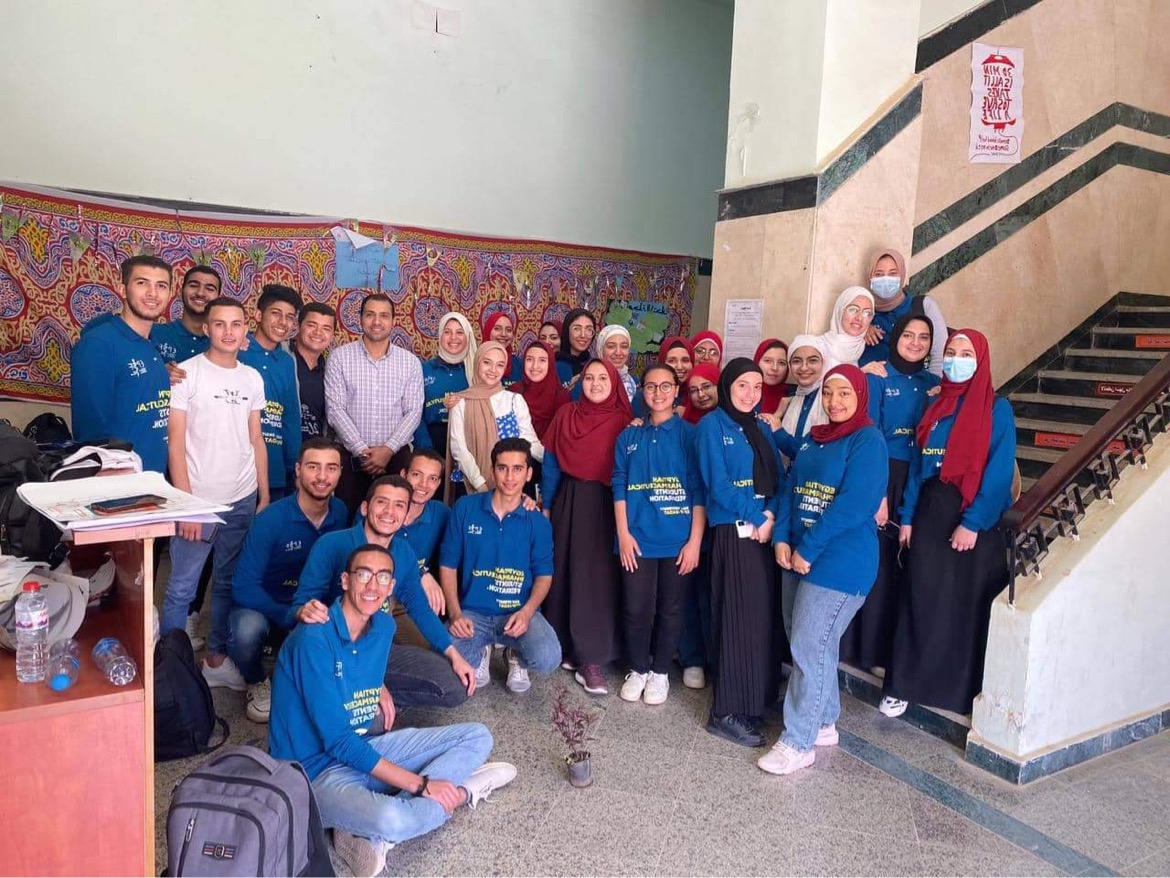 ‏طلاب كلية الصيدلة جامعة السادات