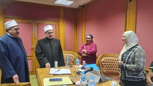 «داود» و«عبد الغني» يجتمعان بلجنة إعادة تأليف مناهجِ المختارات الإسلامية