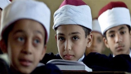 طلاب الخامس الإبتدائي يؤدون أخر امتحانات الفصل الدراسي الثاني