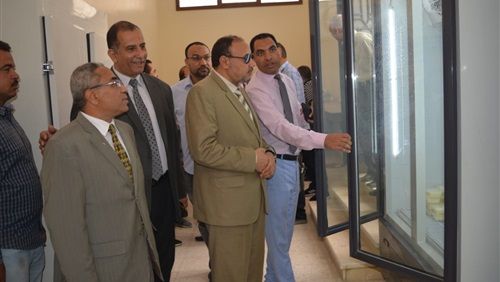 نائب رئيس جامعة الأزهر يتفقد تجهيزات معمل منتجات الألبان التابع لمركز البحوث الزراعية