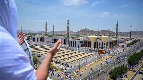 استقرار حجاج بيت الله الحرام على صعيد جبل عرفات لأداء ركن الحج