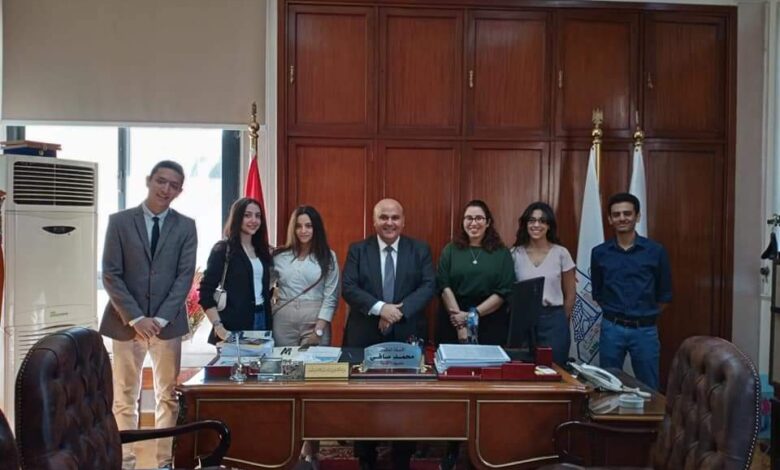 عميد حقوق عين شمس يكرم الفريق المشارك في مسابقة Jessup الدولية للمحاكمة الصورية